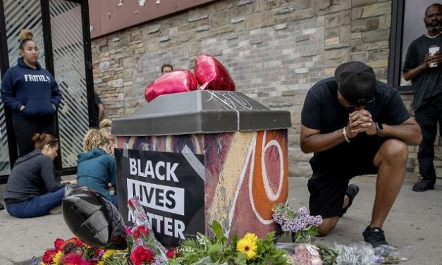 Αστυνομικός στις ΗΠΑ πάτησε στον λαιμό μέχρι θανάτου μαύρο Αμερικανό