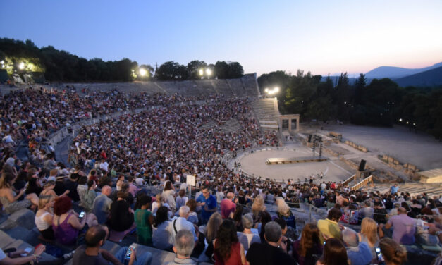 Ηθοποιοί για ακύρωση εκδηλώσεων: «Στο καράβι δεν κολλάει, αλλά στο θέατρο κολλάει;»