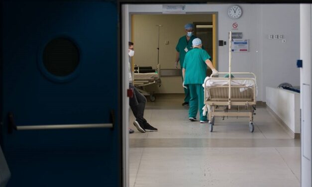 Κορωνοϊός στην Ελλάδα: Διασωληνώθηκε 27χρονη γιατρός