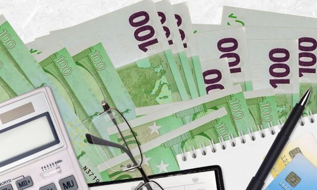 Bloomberg: μισός φόρος εισοδήματος για όσους μεταφέρουν στην Ελλάδα τη φορολογική τους έδρα