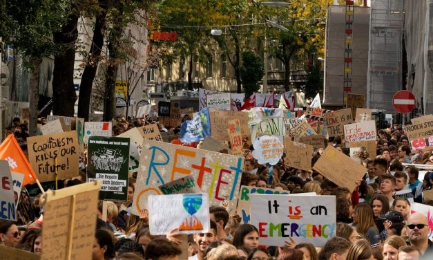 Η συνταγματική νομιμότητα της απαγόρευσης συναθροίσεων