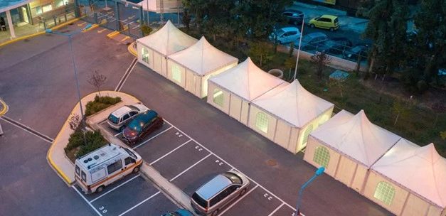 Θεσσαλονίκη: γεμίζουν σκηνές έξω από τα νοσοκομεία