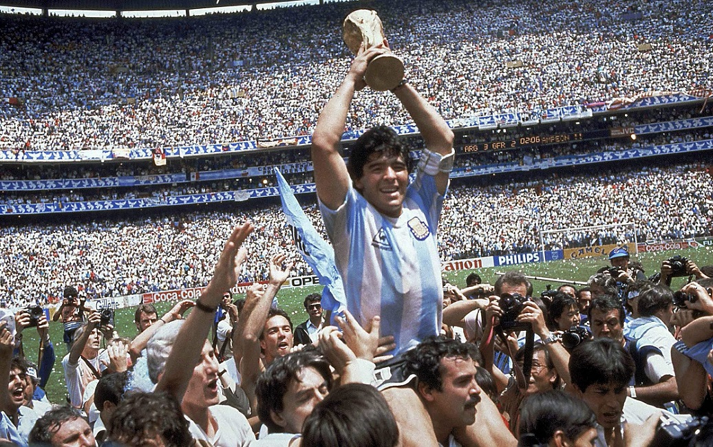O Maradona με το νικητήριο κύπελο του μουντιάλ