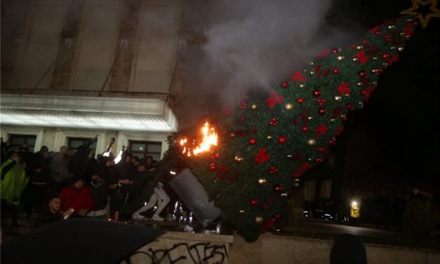 Αλβανία: η δολοφονία του 25χρονου Κλόντιαν Ράσα από αστυνομικό πυροδοτεί χάος