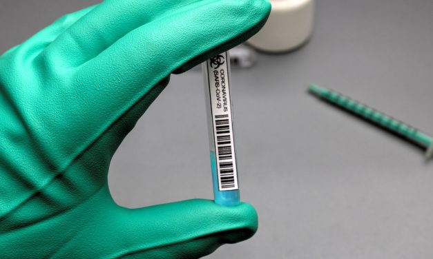 Pfizer και Moderna ελέγχουν τα εμβόλιά τους κατά του νέου στελέχους του κορωνοϊού