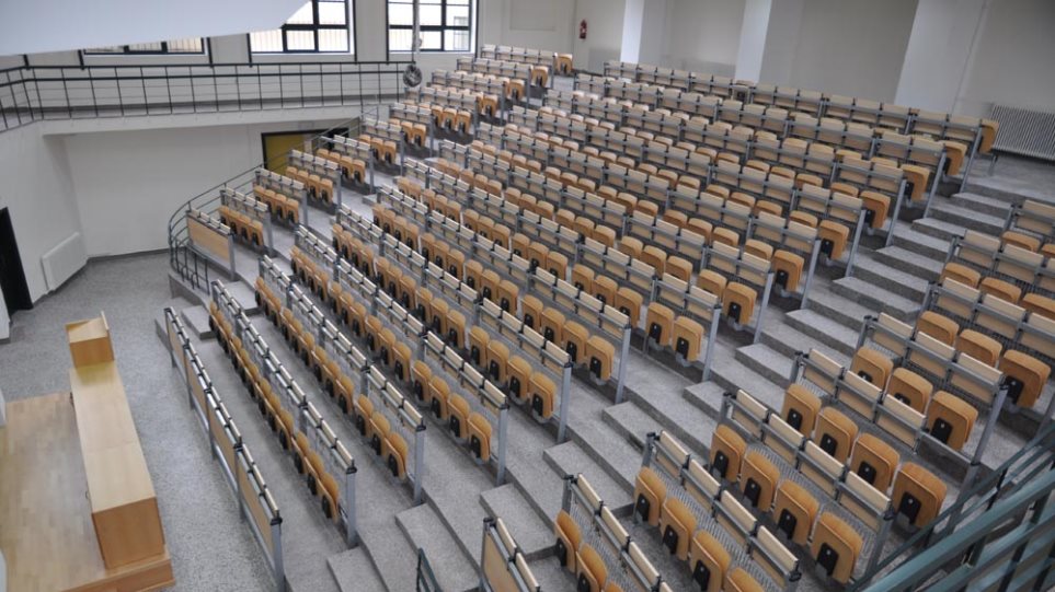 Αλλαγές σε Πανελλήνιες και Πανεπιστήμια: Ελάχιστη βάση εισαγωγής, πανεπιστημιακή αστυνομία και όριο ετών φοίτησης