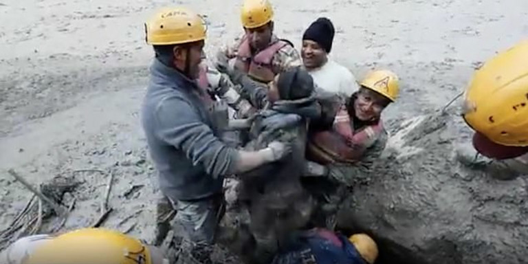 «Είμαι ζωντανός» : το video με την απίθανη στιγμή διάσωσης εργάτη στα Ιμαλάια