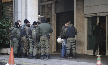 Αστυνομικός αυτοπυροβολήθηκε κατά λάθος στα γραφεία του ΠΑΣΟΚ