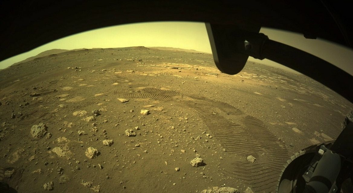 Perseverance: Τα πρώτα «βήματα» στην επιφάνεια του Άρη – Οι φωτογραφίες που έστειλε