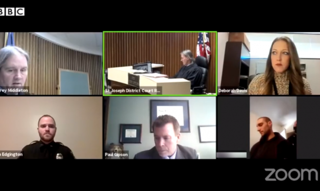 Video: Συνελήφθη σε ακρόαση μέσω Zoom για ενδοοικογενειακή βία- Ήταν στο ίδιο σπίτι με το θύμα