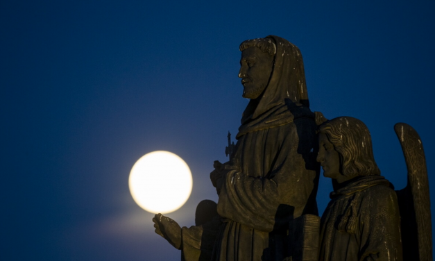 Στον ουρανό το «ροζ φεγγάρι»: Εικόνες από την πρώτη υπερπανσέληνο του 2021