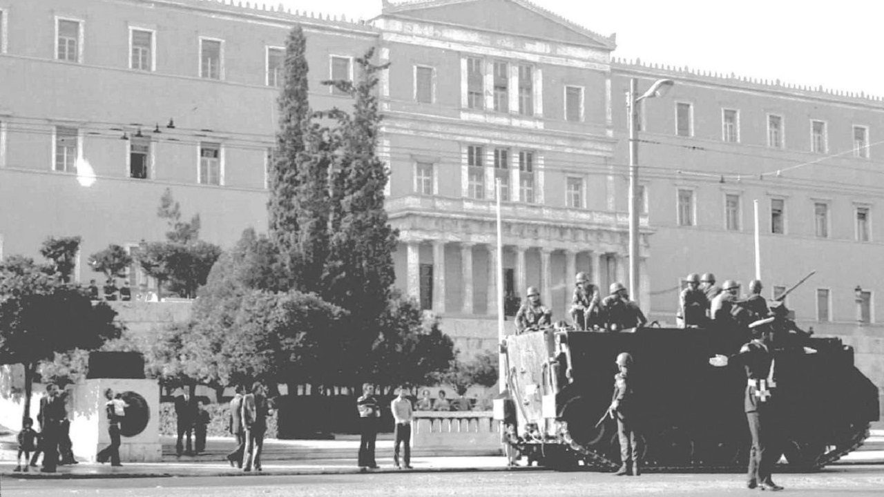 junta3 Τα τανκ μετά το πραξικόπημα μπροστά στη Βουλή