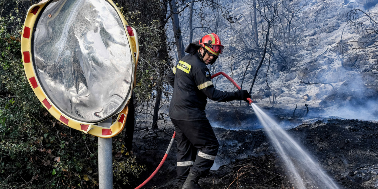 Φωτιά στο Σχίνο: Κομμένο ιδιωτικό δασικό δρόμο βρήκαν οι πυροσβέστες- Έκαναν κύκλο 5 χιλιομέτρων