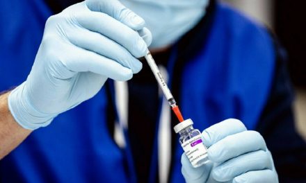 Βρετανικά ΜΜΕ: «Εναλλακτικό εμβόλιο» αντί του AstraZeneca θα δίνεται στους κάτω των 40 ετών
