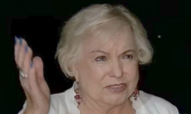 Μία γυναίκα βρήκε 1 δισ. στον τραπεζικό της λογαριασμό και προσπαθεί να τα επιστρέψει