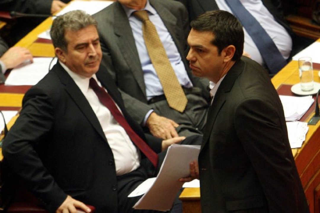 eglima Εντός της Βουλής ο Τσίπρας περνά μπροστά από το έδρανο του Χρυσοχοΐδη