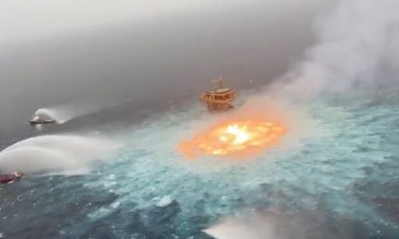 «Πύρινο μάτι»: Φωτιά στην επιφάνεια της θάλασσας (βίντεο)