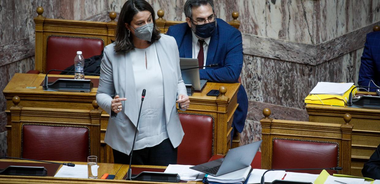 Η Νίκη Κεραμέως διαγράφει τα χρέη των πανεπιστημιακών – Οξύτατες επικρίσεις
