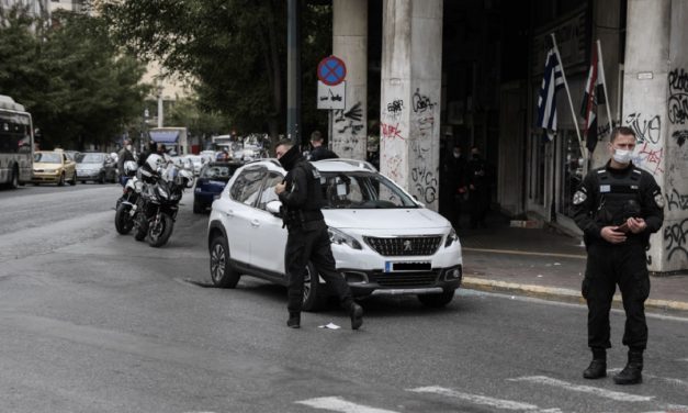 Αυτόπτης μάρτυρας περιγράφει: Καταδίωξη και πυροβολισμοί στο Κέντρο της Αθήνας από αστυνομικούς