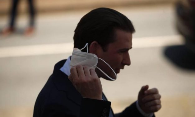 Παραιτήθηκε ο καγκελάριος Κουρτς μετά από σκάνδαλο διαφθοράς