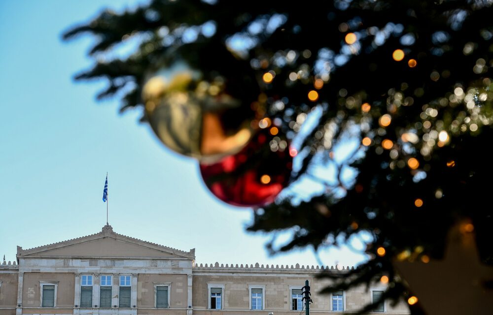 Μετάλλαξη Όμικρον: Τι εξετάζει η κυβέρνηση για τις γιορτές – Την Τετάρτη οι ανακοινώσεις