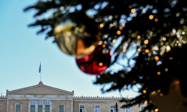 Μετάλλαξη Όμικρον: Τι εξετάζει η κυβέρνηση για τις γιορτές – Την Τετάρτη οι ανακοινώσεις