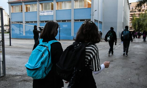 Τι ανακοινώνεται σήμερα για άνοιγμα σχολείων και πλαφόν στα μοριακά τέστ