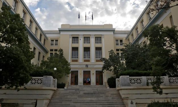 ΑΣΟΕΕ: Μήνυση και καταγγελίες σε βάρος του καθηγητή που ξυλοκοπήθηκε – «Κατηγορείται για κακουργήματα, γιατί διδάσκει;» – Τι απαντά ο πρύτανης