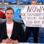 Eισβολή διαδηλώτριας στη ρωσική κρατική τηλεόραση: «Όχι στον πόλεμο στην Ουκρανία – Σας λένε ψέματα»