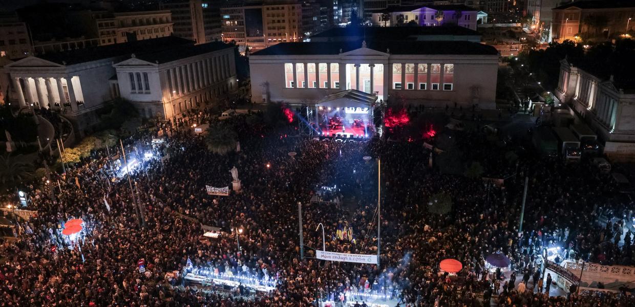 “Συναυλία Ειρήνης”: Κοσμοσυρροή  με σημαίες στα Προπύλαια