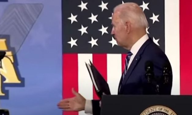 Τζο Μπάιντεν: Έκανε χειραψία με τον… αέρα και προβληματίζει