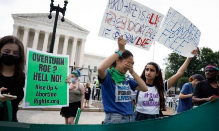 Επιστροφή στον Μεσαίωνα: Το Ανώτατο Δικαστήριο των ΗΠΑ καταργεί το δικαίωμα στην άμβλωση